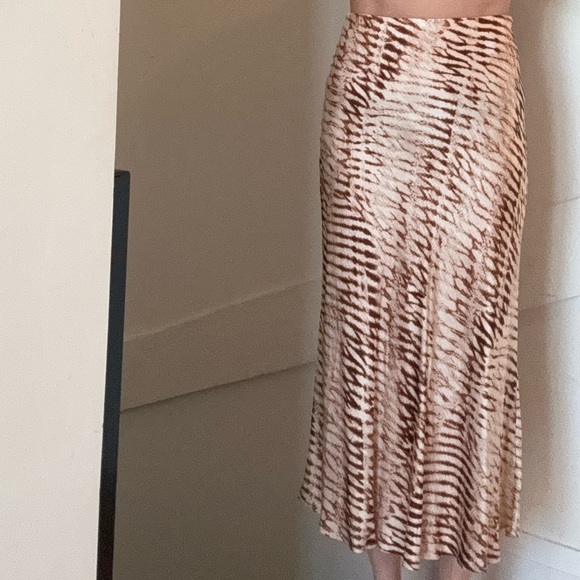 Brown and White Patterned Skirt - Picture 3 of 7